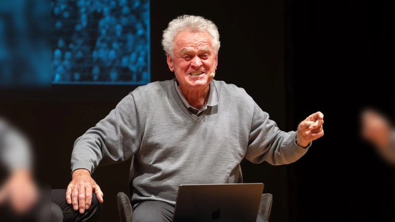 In „Sepp Maier live“ erleben die Besucher nicht nur den legendären Torwart, sondern auch den Menschen hinter dem Mythos.  (Foto:  Bruno Märkl)