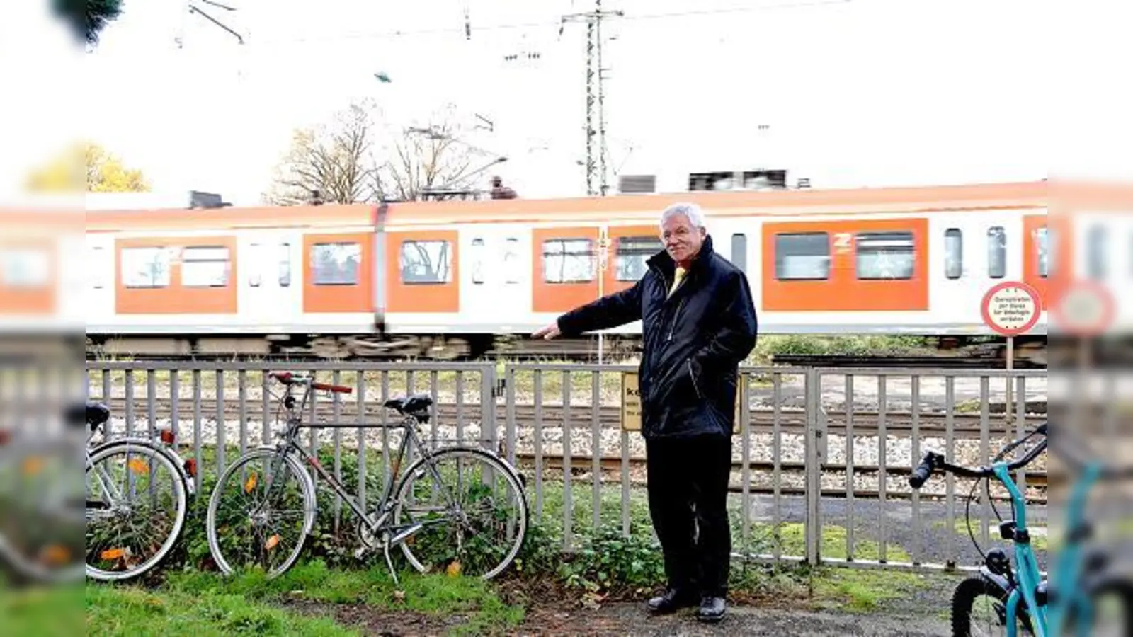 Bürgermeister Werner van der Weck zeigt die Stelle, wo die Rampe hinunter in die Bahnunterführung gebaut werden soll.	 (Foto: sf)