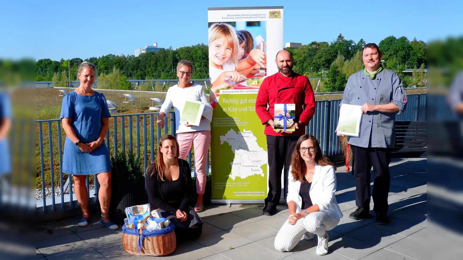 Carolin Hachtel, (Erzieherin), Michaela Kecev (Erzieherin), Christl Eiler (Einrichtungsleitung), Jan Izvolt (Küchenleitung d. Einrichtung), Martina Fink (Coach der Vernetzungsstelle) und Thomas Pfeiffer (Küchenleitung Dussmann Catering) (v. l.) bei der Urkundenverleihung. (Foto: VA)