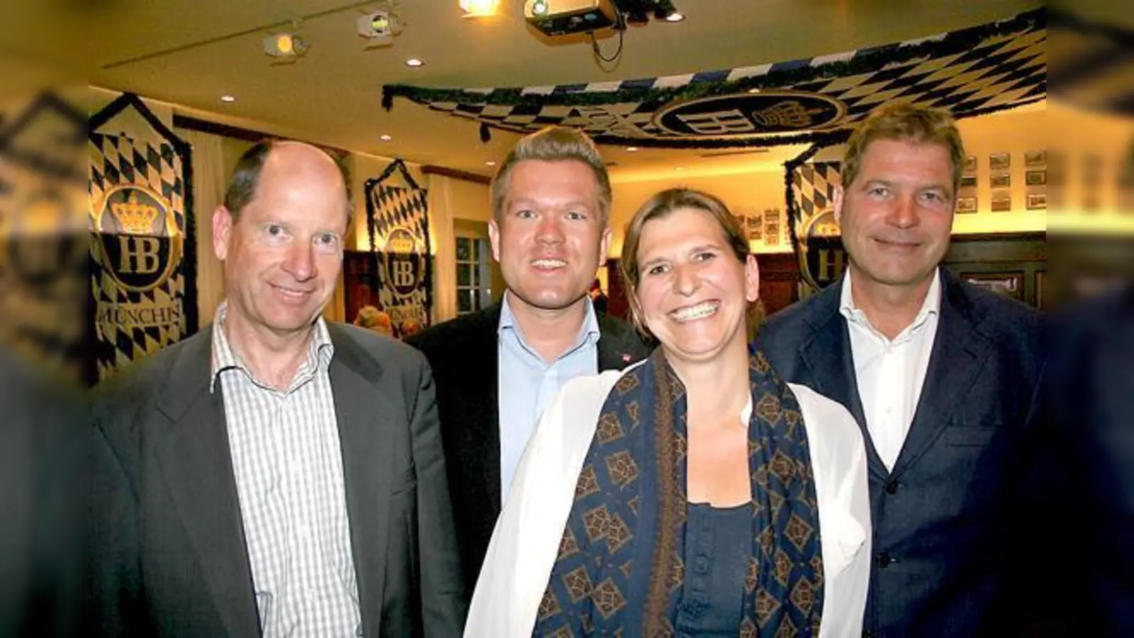 Dr. Axel Berg (rechts) und Florian Post (Mitte) stellten sich bei der Moosacher SPD mit ihrer Ortsvorsitzenden Julia Schönfeld-Knor und Vorstandsmitglied Wolfgang Kuhn vor.	 (Foto: ws)