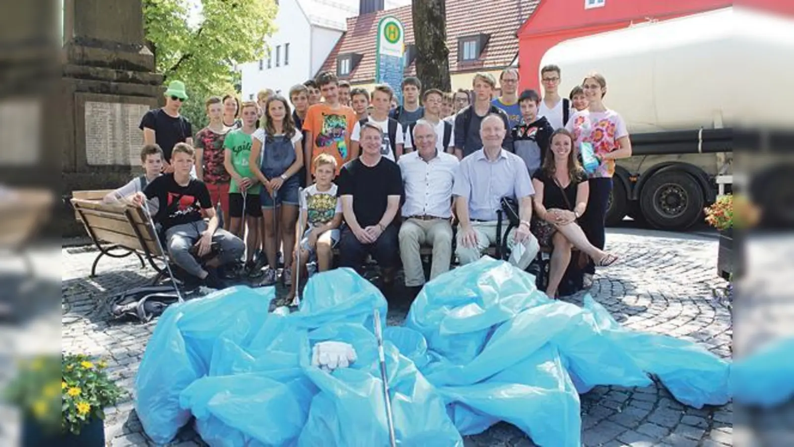 Geschafft: Bei hochsommerlichen Temperaturen sammelten die Grafinger Gymnasiasten am Mittwoch fleißig Müll und Unrat im Ebersberger Stadtgebiet ein. 	 (Foto: Stefan Dohl)