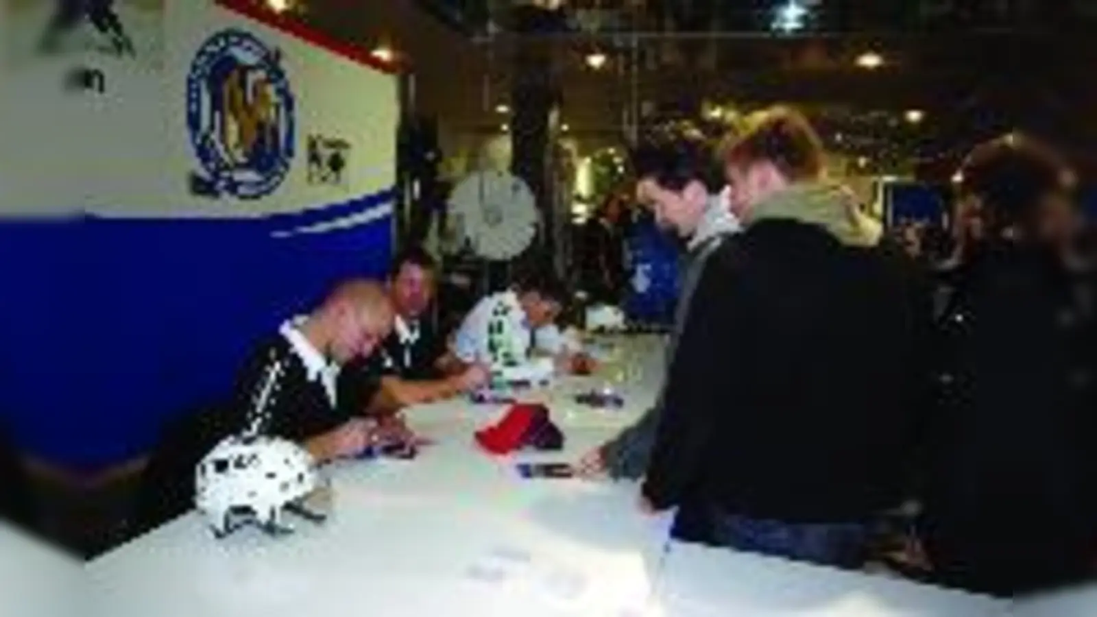 Autogrammstunde im OEZ: Markus Wieland, Stefan Schröder und Harti Wild (v. l.) haben am vergangenen Samstag den Schläger mit dem Stift getauscht.  (F.: hh-muc)