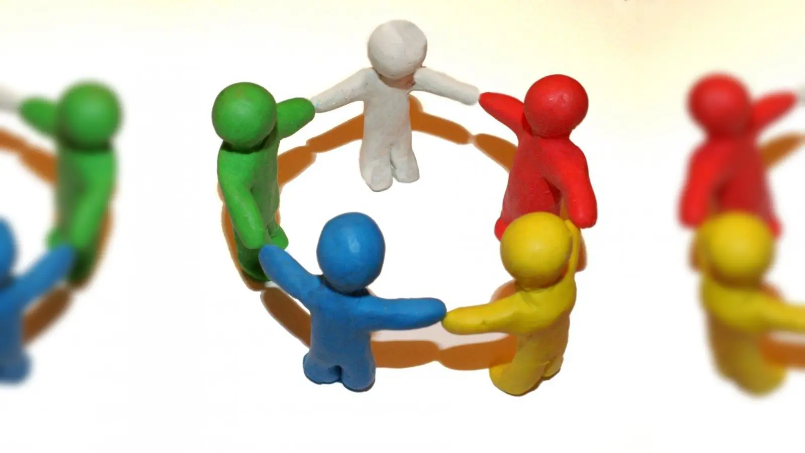 Der Autismus-Verband sucht Helfer, um Familien etwas entlasten zu können. (Foto: Stephanie Hofschlaeger  / pixelio.de)