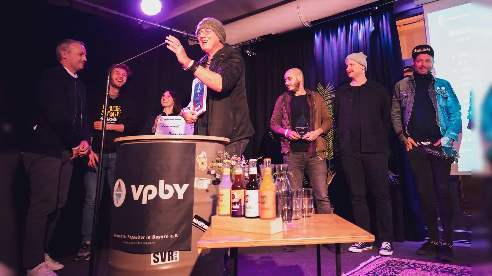 Hans-Georg Stocker (am Mikro) nahm den Preis entgegen. (Foto: Käthe de Koe)