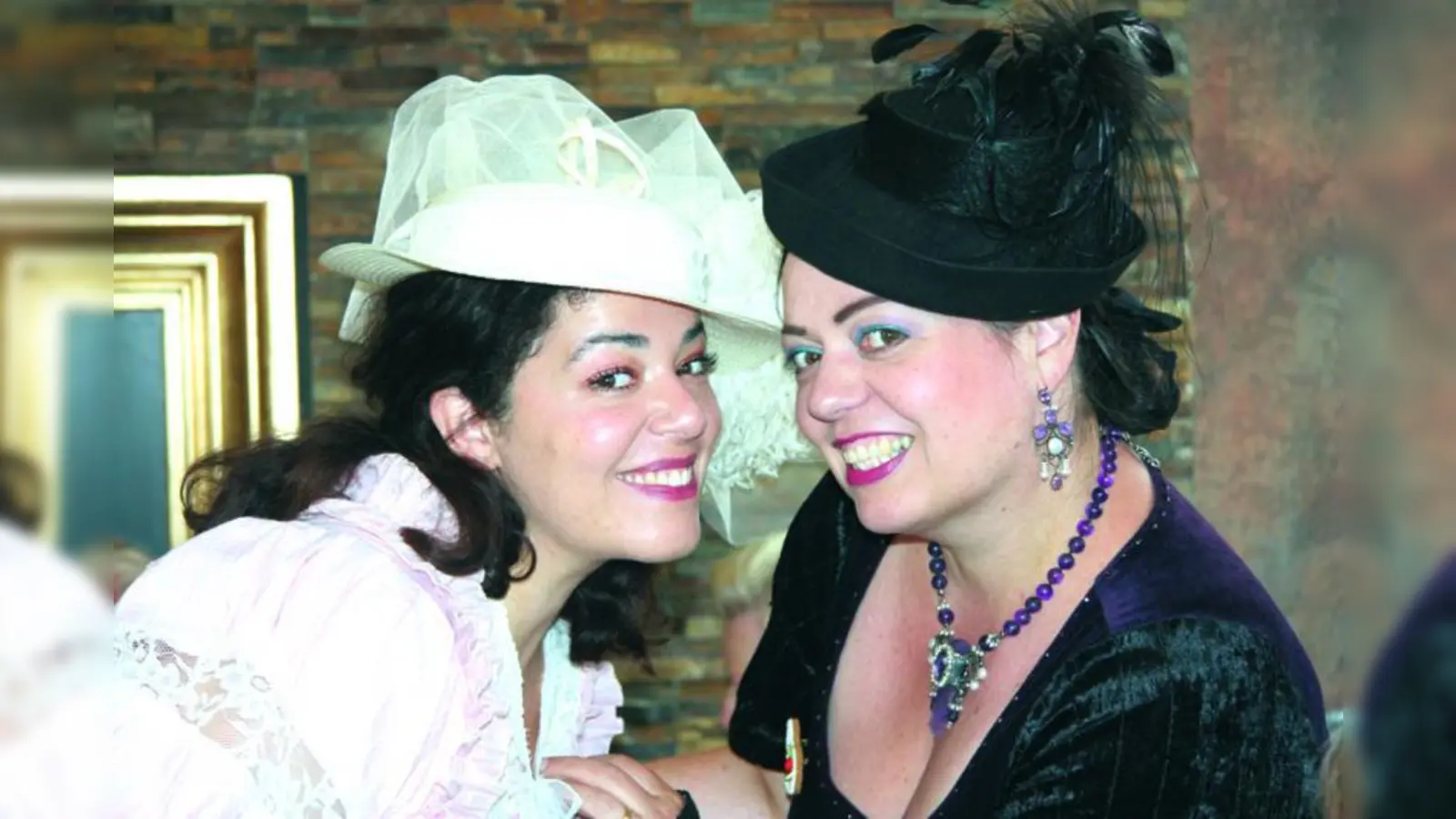 Hanna Damberger und Petra Perle im stilechten Kostüm der Vorstadthochzeit. (Foto: Hoffmann)