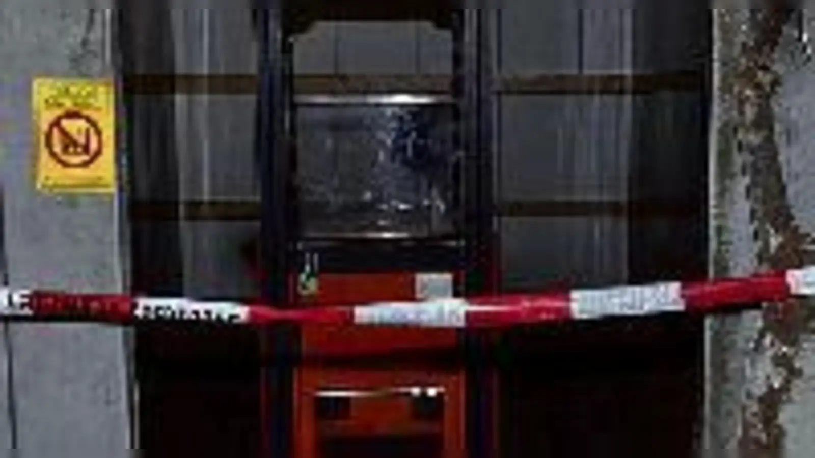 Der Feuerwehr sei Dank: Zwei Stunden musste ein Mitarbeiter im Lastenaufzug ausharren, bis ihn die Einsatzkräfte befreiten.	 (Foto: Feuerwehr)