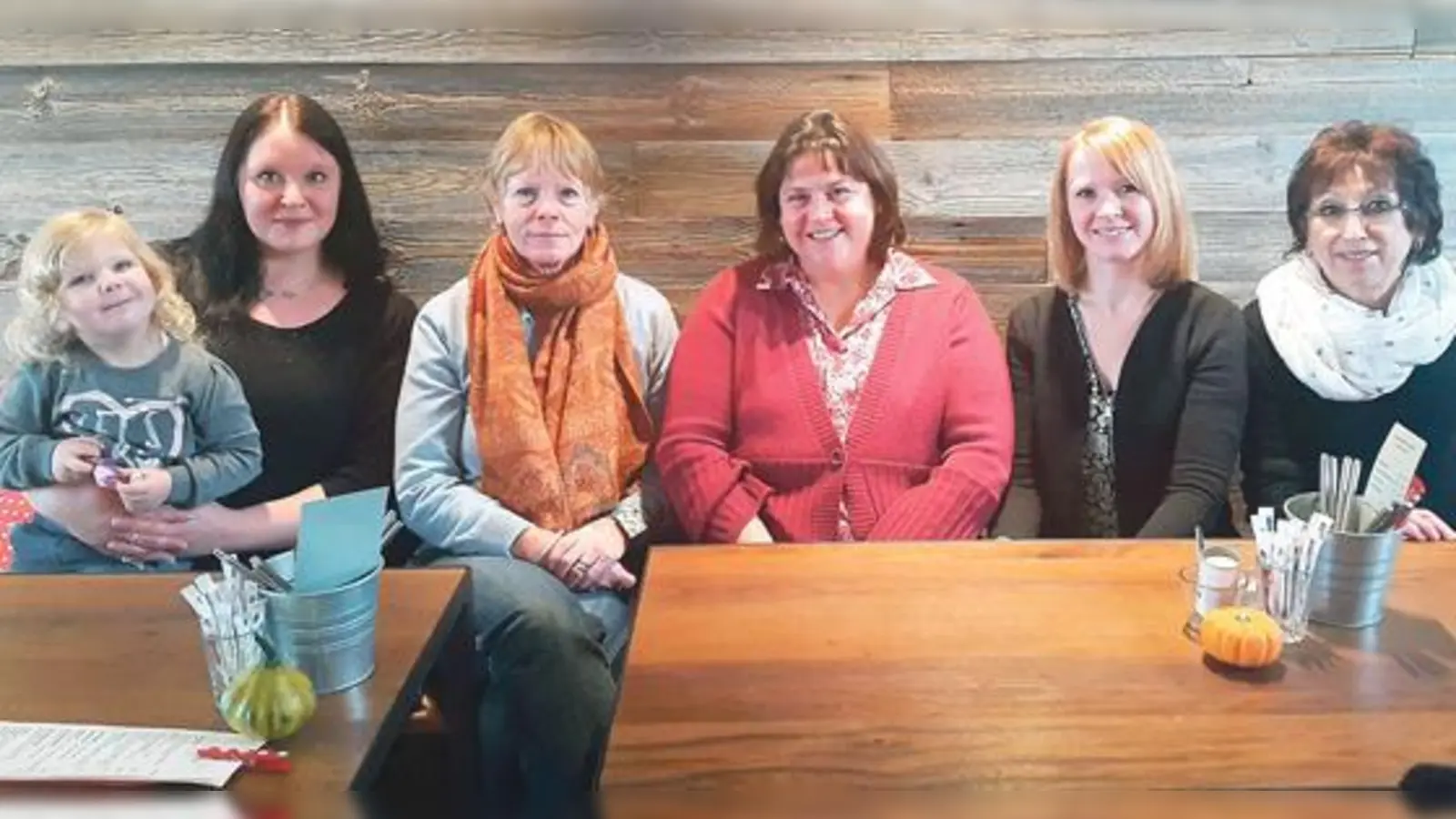 Bei einem Frühstück besprach Bürgermeisterin Ursula Mayer (2.v.l.) mit den Tagesmüttern Victoria Geiger mit Tochter (v.l.), Barbara Unglaub, Lisa Matthie (Leiterin der Großtagespflege) und Rosi Böckl (vom Bauamt) die ersten Fragen.	 (Foto: VA)