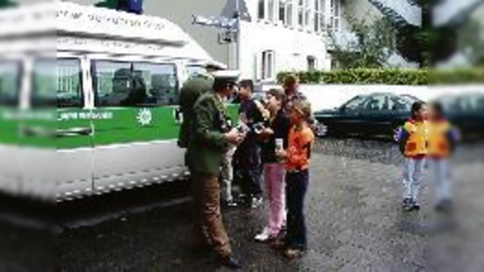 Nach einer kurzen  Einweisung ging es auch schon los  die Schüler durften den Autofahrern selbst mitteilen was sie von zu schnellem Fahren halten. 	 (Foto: ks)