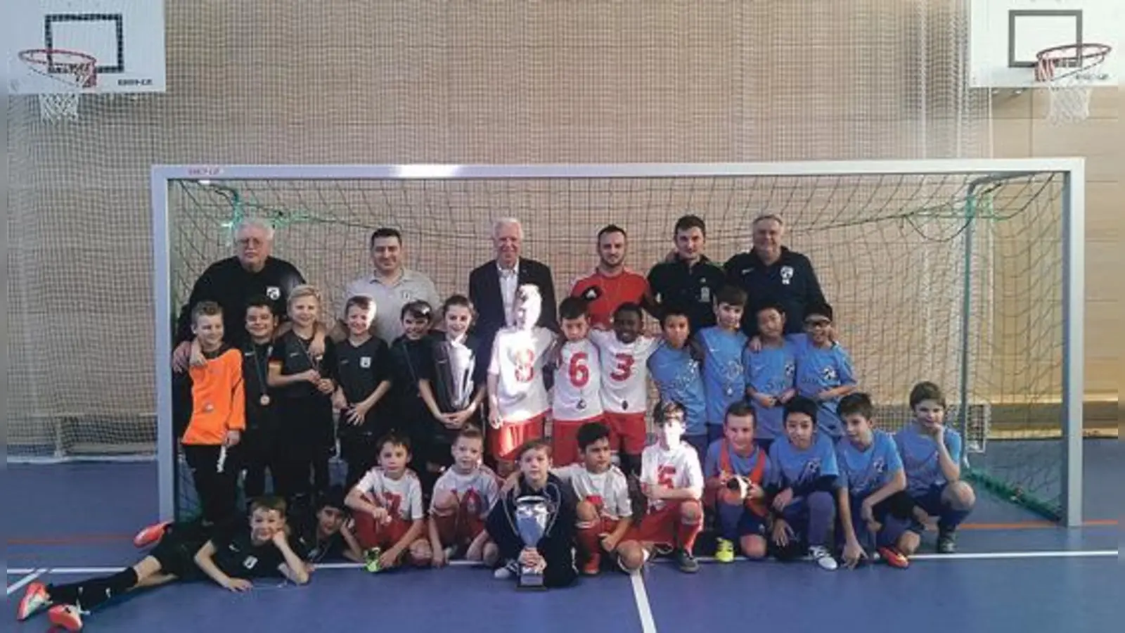 Viele strahlende Sieger gab es beim Junioren-Fußballturnier in der neuen Sporthalle des SVN München.	 (Foto: Verein)