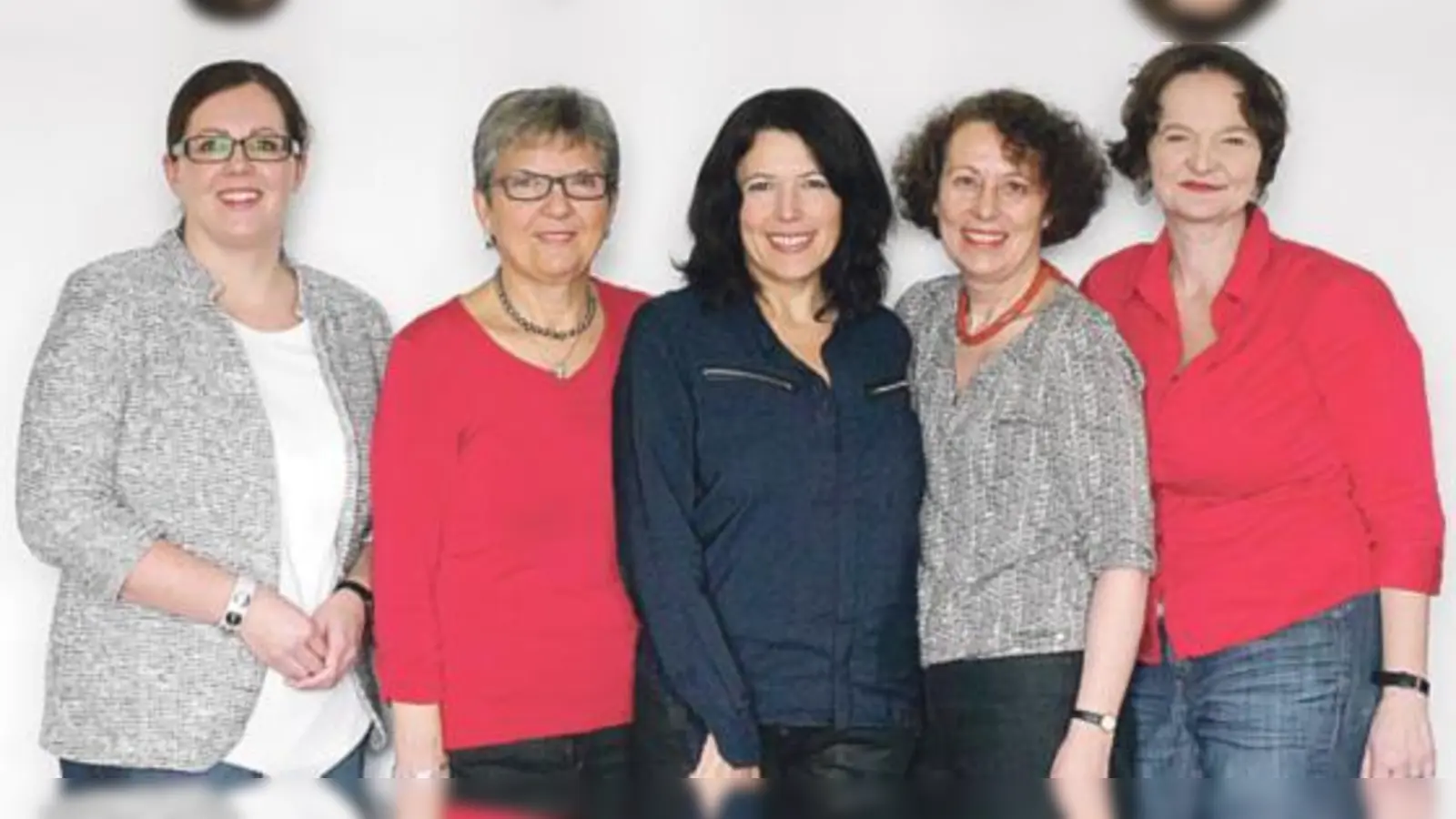 Team vhs Taufkirchen auf dem Bild (v.l.n.rechts): Anja Wonneberger, Fotini Tsoukala, Silvia Engelhardt, Anette Hubl und Sabine Schellerer freuen sich auf das neue Kursjahr.  (Foto: VA)