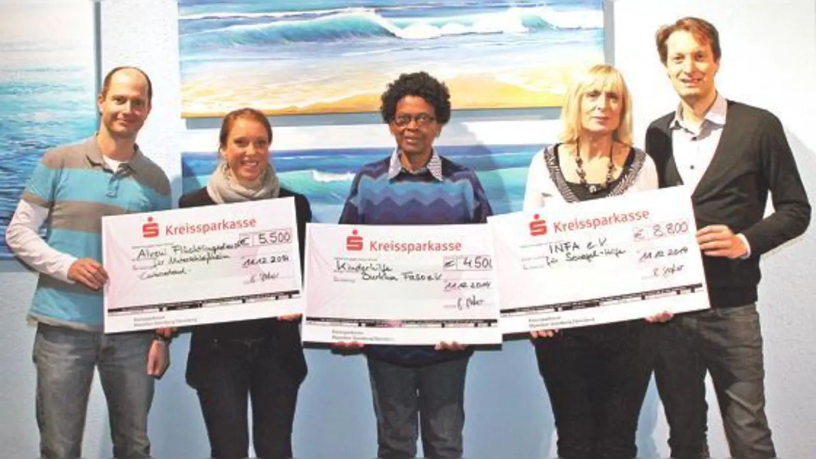 Michael Kavelar und Benjamin Straßer überreichten  die Spendenschecks.	 (Foto: VA)