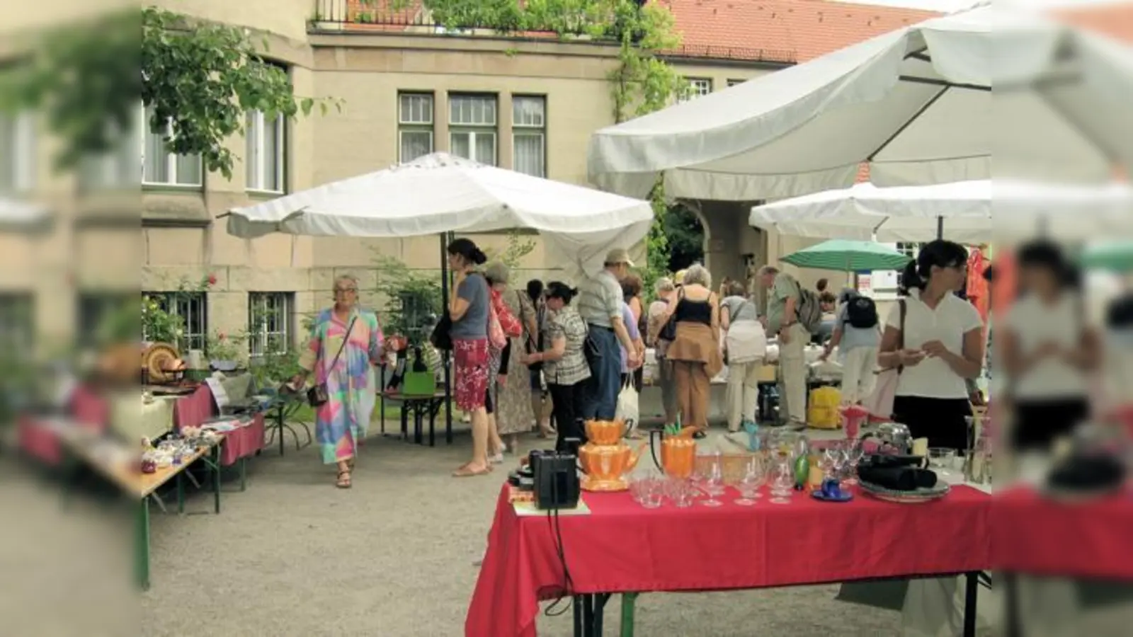 Gläser, Bücher, Antiquitäten: Bei den Hofflohmärkten in den Münchner Stadtvierteln lässt sich so manches Schnäppchen schlagen.  (Foto: Seidlvilla)