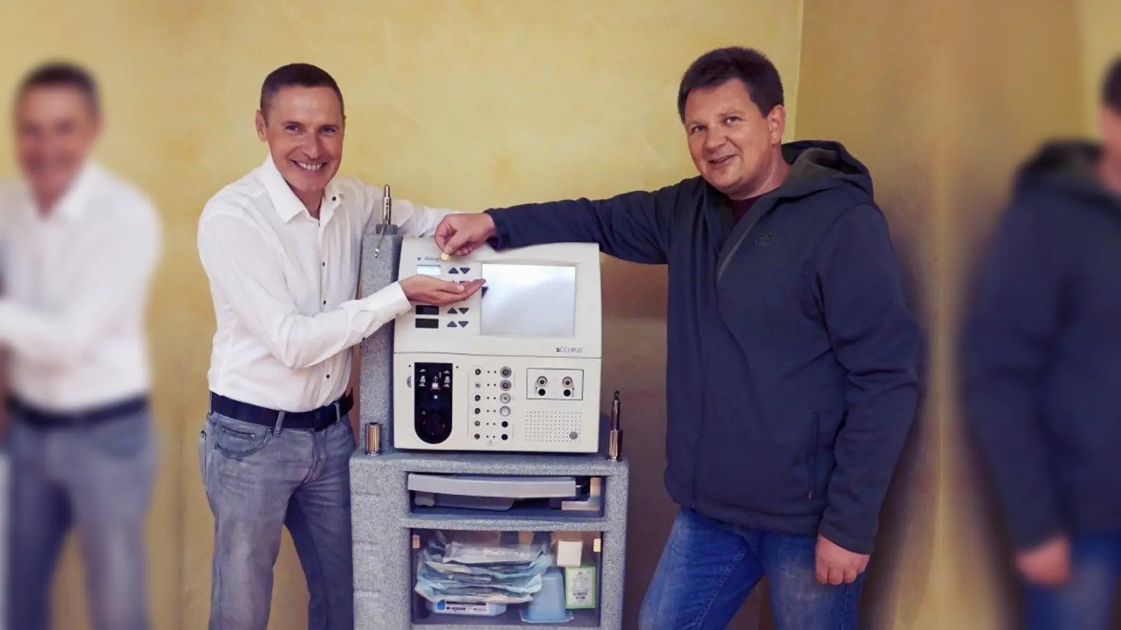 Dr. Dieter Baumstark (links) überließ seine Phakomaschine Dr. Harald Gäckle für einen Symbol-Euro. (Foto: job)