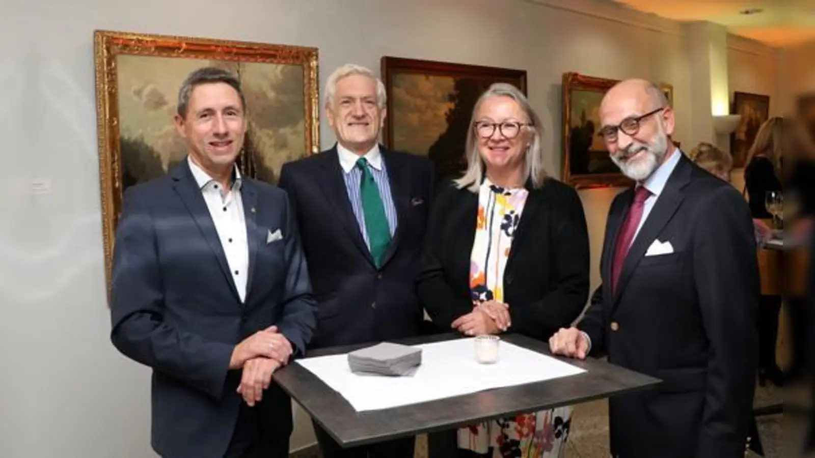 Erster Bürgermeister Christoph Böck, Manfred Graf, Stifter der Sammlung, Leiterin des Kulturamtes FORUM Daniela Benker und Kunsthistoriker Rainer Schuster bei der Übergabe der Kunstsammlung im Edison Park.  (F.: VA)