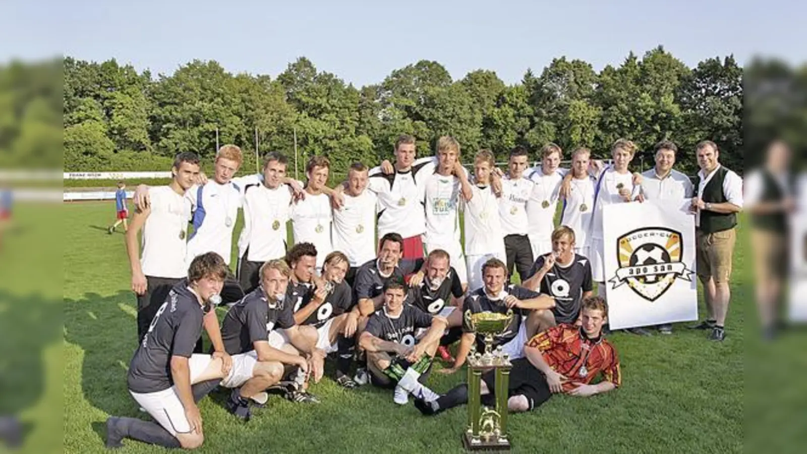 Bürgermeister Thomas Loderer und Bundestagsabgeordneter Florian Hahn mit den beiden Finalisten des 1. Sommer Soccer Cup.  (Foto: Udo Fuhs)
