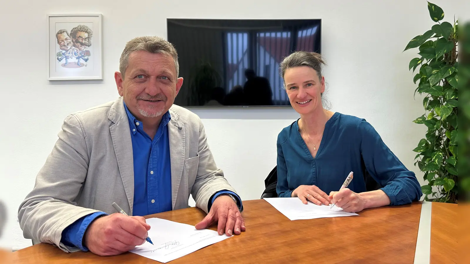 Grasbrunns Erster Bürgermeister Klaus Korneder und die neue Energieberaterin Steffi Rittmann bei der Vertragsunterzeichnung. (Foto: Gemeinde Grasbrunn)