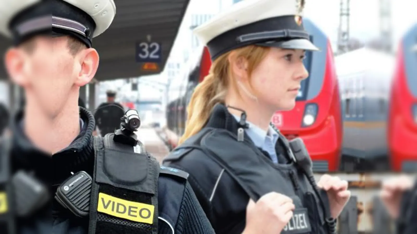 Die BodyCam  hier das bei den Beamten weniger beliebte Schultermodell  ist seit sechs Monaten bei der Bundespolizei in München testweise im Einsatz.	 (Foto: Bundespolizei)