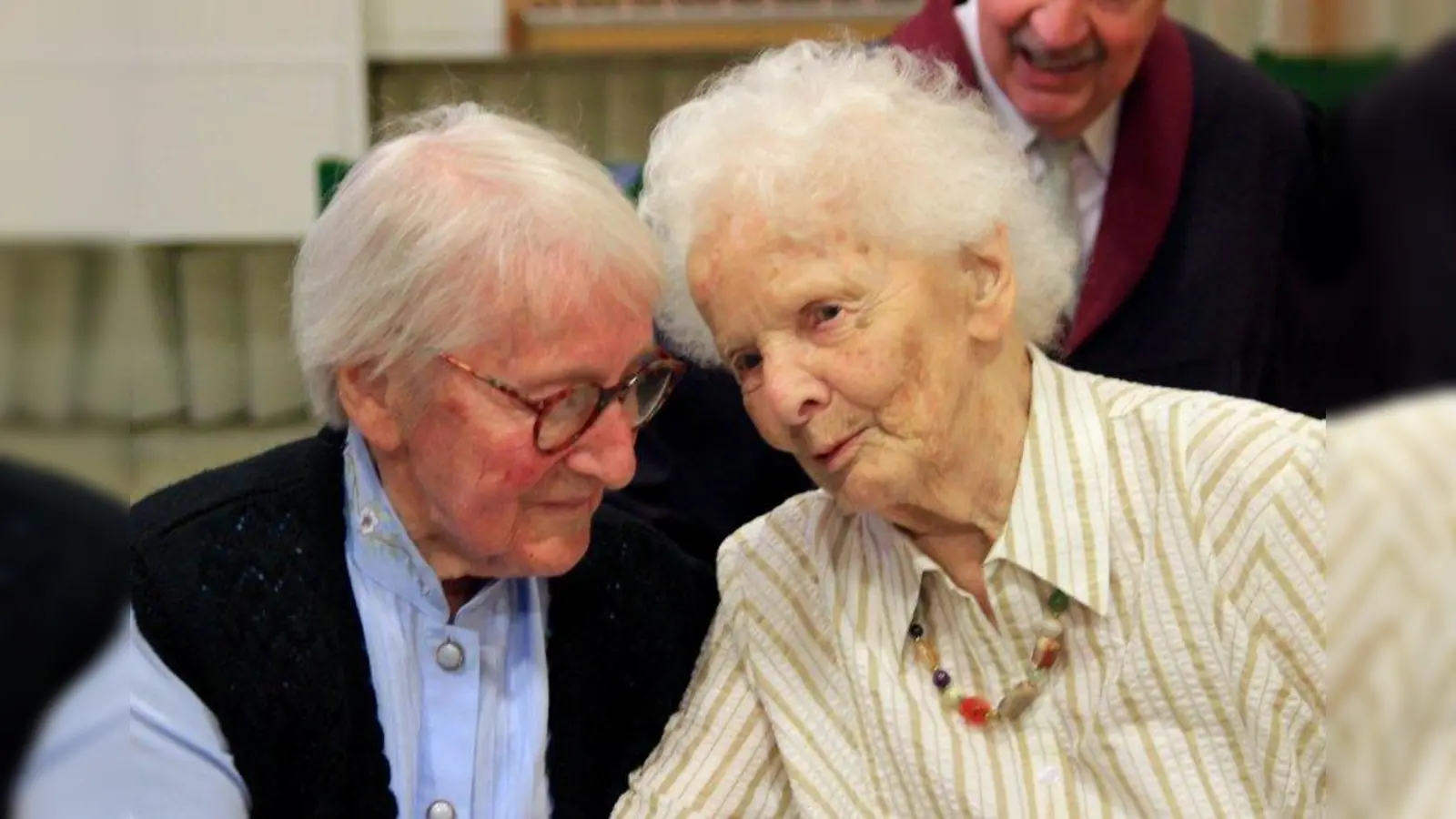 Die zwei hundertjährigen Bewohnerinnen des Heimes Gertrud Gäde und Renate Otto (v.l.) besuchen regelmäßig die Gottesdienste. „Wir kommen allein hierher, aber freuen uns über die freundlichen Helferinnen!“ (Foto: us)