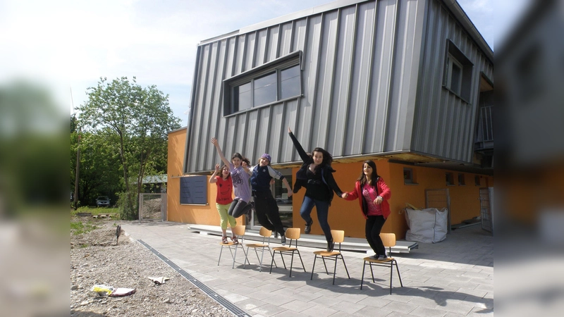 Freudensprünge machten die Kinder und Jugendlichen 2010, als das neue "Cosi" eröffnet wurde. (Foto: KJR)