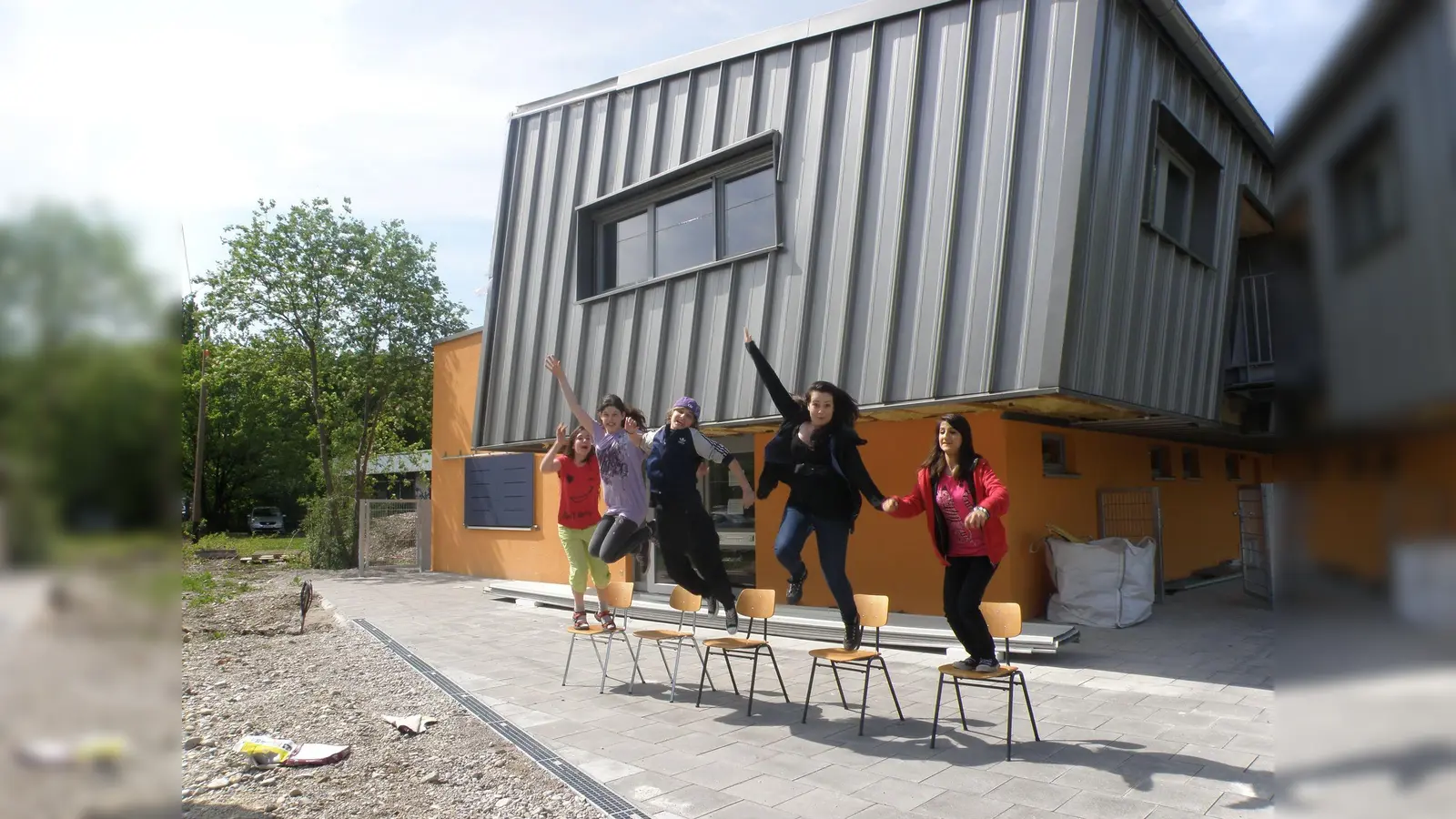 Freudensprünge machten die Kinder und Jugendlichen 2010, als das neue "Cosi" eröffnet wurde. (Foto: KJR)