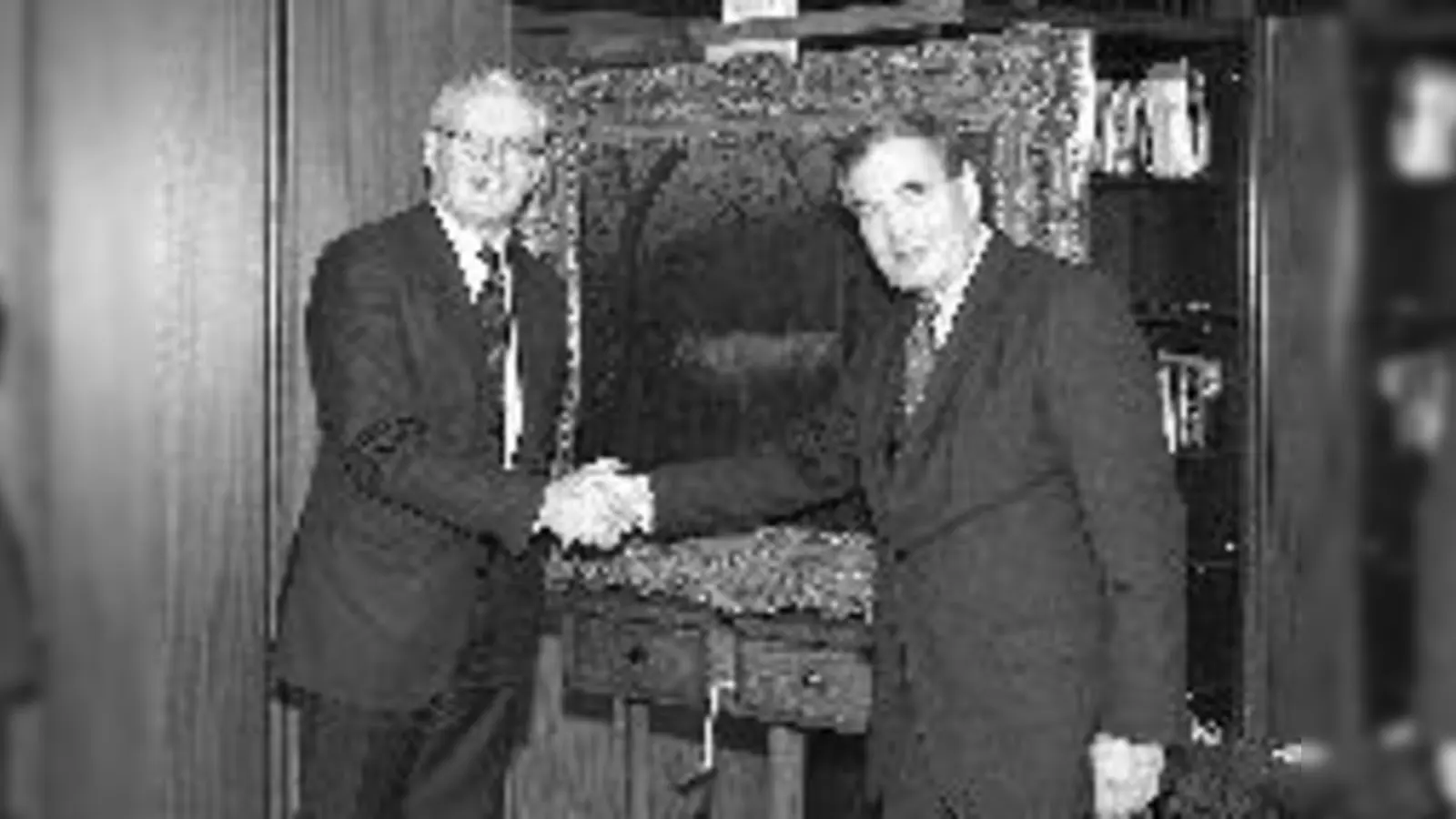 Prof. Dr. Reinhold Baumstark und Dr. Jost von Trott zu Solz vor dem Gemälde »Dämmerung am Gardasee« von Hans Thoma.	 (Foto: Museum)