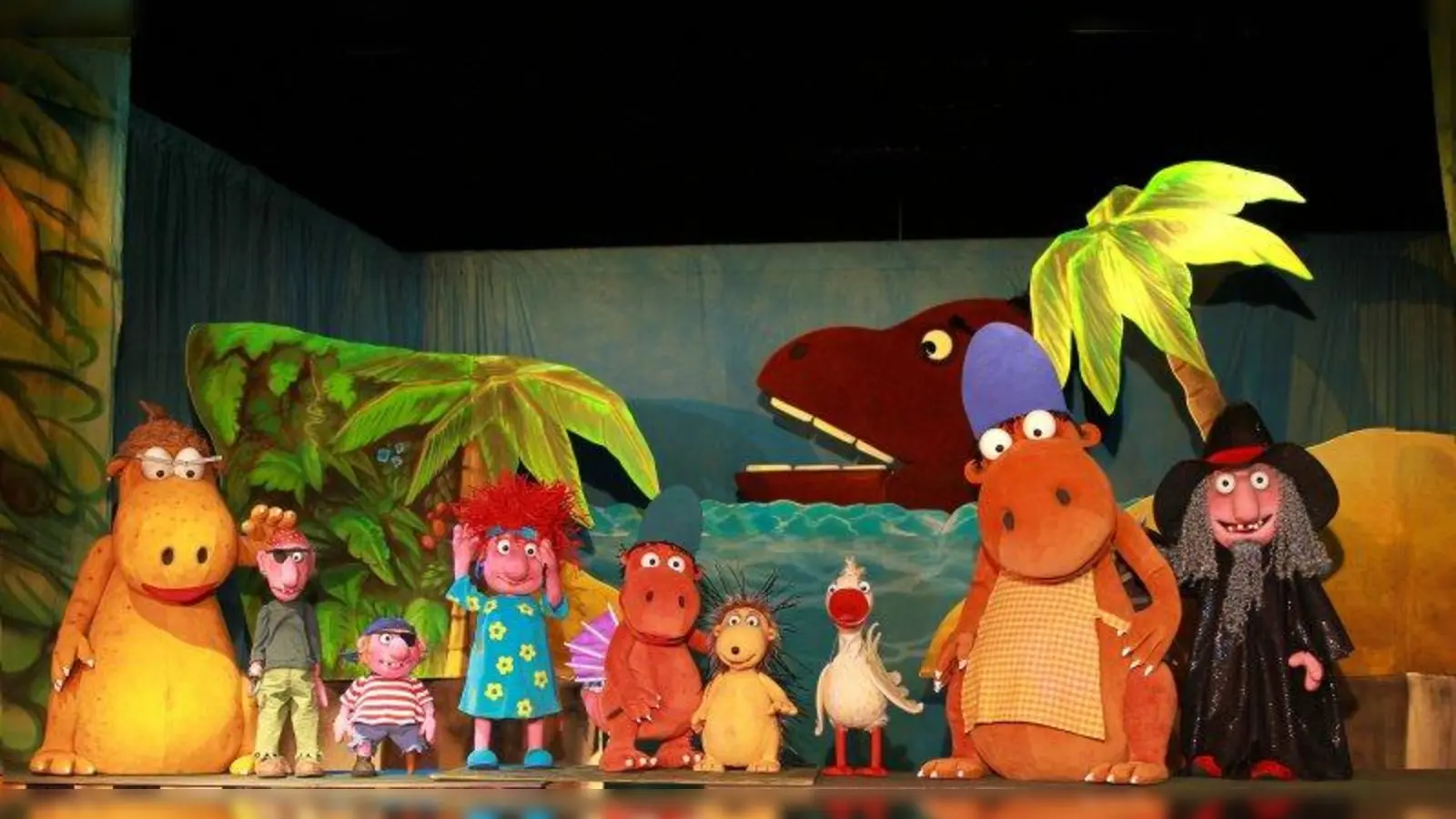 Der kleine Drache Kokosnuss (2. von rechts) und seine Freunde kommen in den Bürgersaal Fürstenried. (Foto: Kammerpuppenspiele Bielefeld)