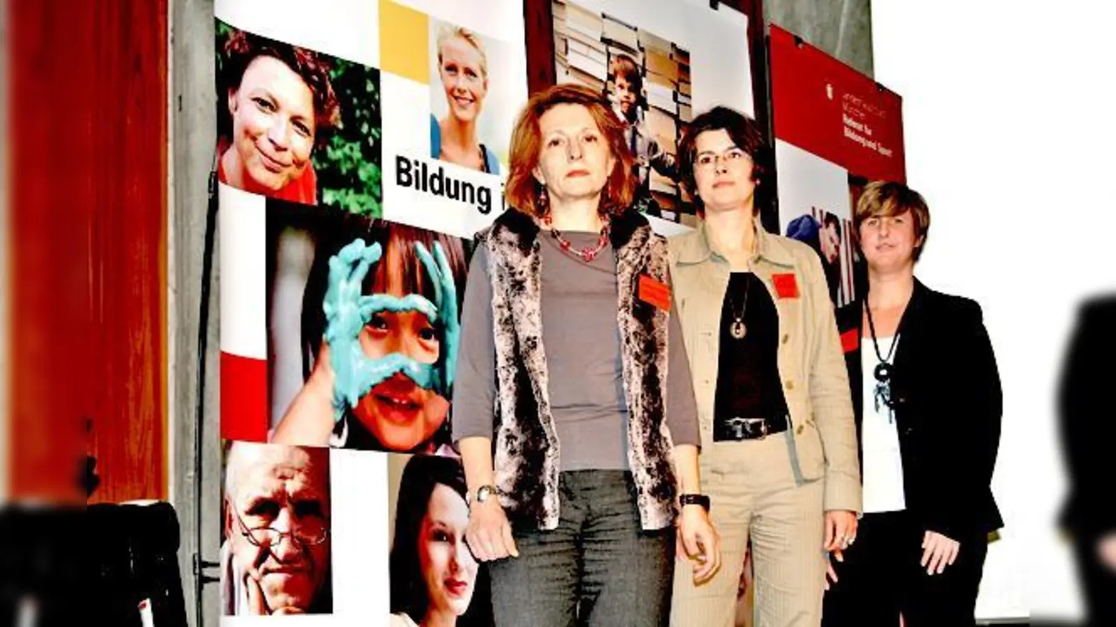 Helga Summer-Juhnke (Leiterin Lokales Bildungsmanagement), Petra Heinen und Mareike Ziegler eröffneten feierlich gestern das BildungsLokal.	 (Foto: mst)