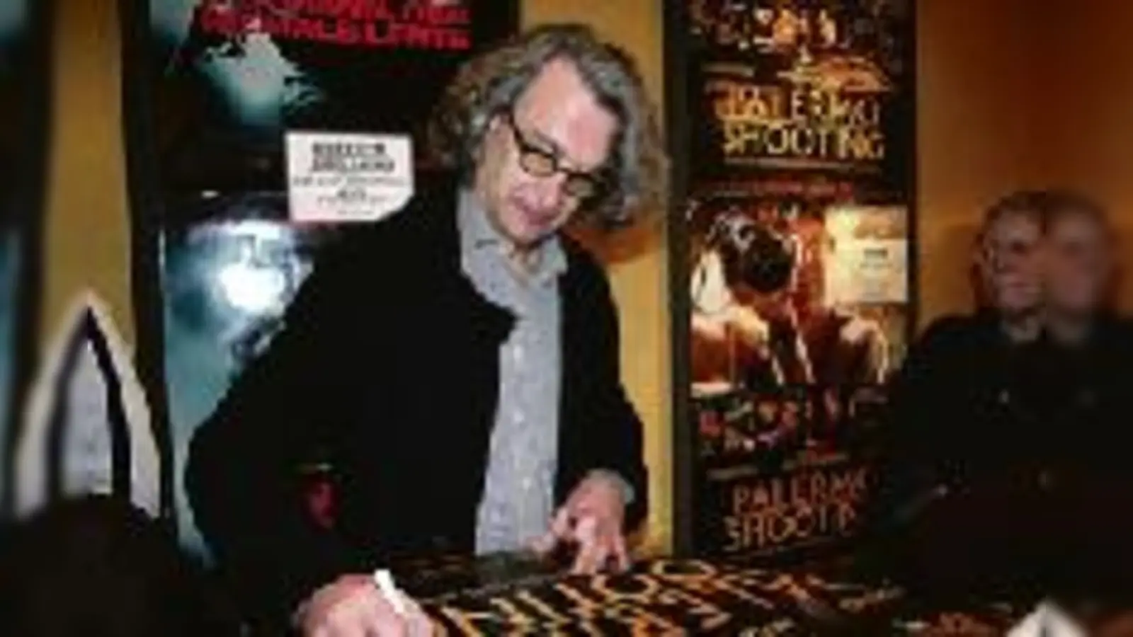 Regisseur Wim Wenders signierte Filmposter und CDs anlässlich der Vorpremiere seines neuen Films Palermo Shooting im Kino Münchner Freiheit.	  (Foto: ko)