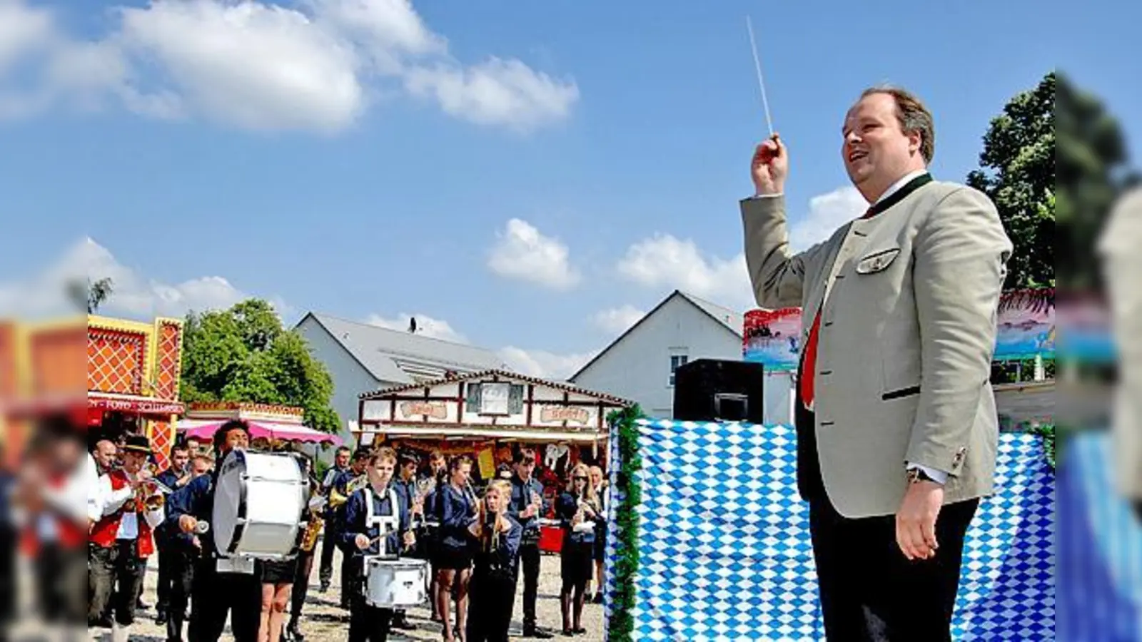 Die Kapellen spielten gemeinsam vor dem Feldkirchner Festzelt auf. Münchens Landrat Christoph Göbel bewies Talent beim Dirigieren. 	 (Foto: Landratsamt)