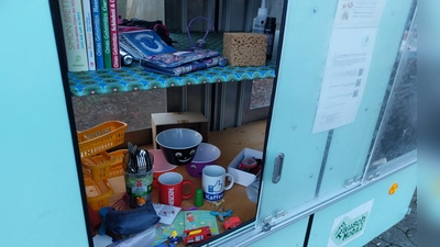 Das Plausch&amp;TauschMobil „Rüdiger” hat seinen neuen Standort auf dem Parkplatz vor der Kirche St. Martin eingenommen. Hier können alltägliche Gegenstände abgegeben und entnommen werden. (Foto: bas)