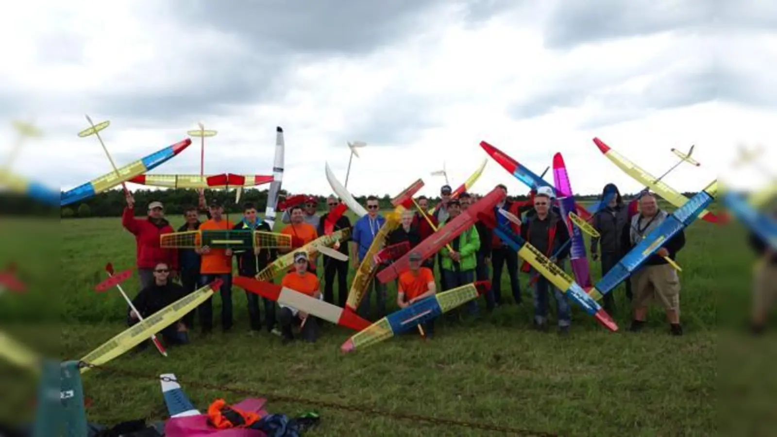 Ein tolles Erlebnis ist es jedes Mal, wenn die Mitglieder des Modellbau Clubs München gemeinsam ihre Flugzeuge in den Himmel steigen lassen.  (Foto: VA)