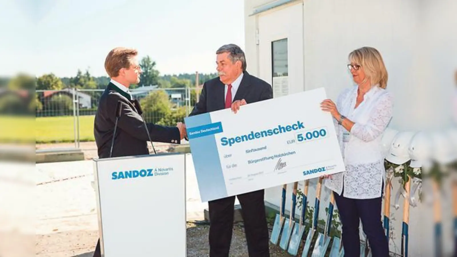 Dr. Stephan Eder, Country Head Sandoz Deutschland, Dr. Frank Strathmann, Vorstandsvorsitzender Bürgerstiftung Holzkirchen, Ute Lenz, Unternehmenskooperationen, Bürgerstiftung Holzkirchen (v.l.) bei der Scheckübergabe.	 (Foto: Hexal)