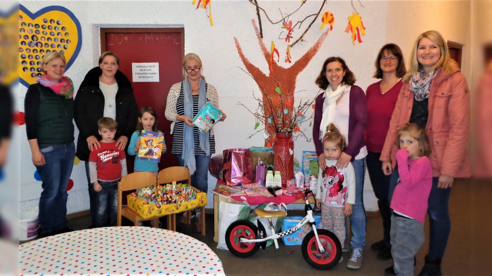 Christina Kopp, komm. stellvertretende Leitung (KiTa 1. v. li.), zusammen mit dem Elterbeirat der Einrichtung bei der Übergabe der Spenden an Frau Boukari (Salberghaus, 3. v. li.) (Foto: KiTa St. Albertus Magnus)