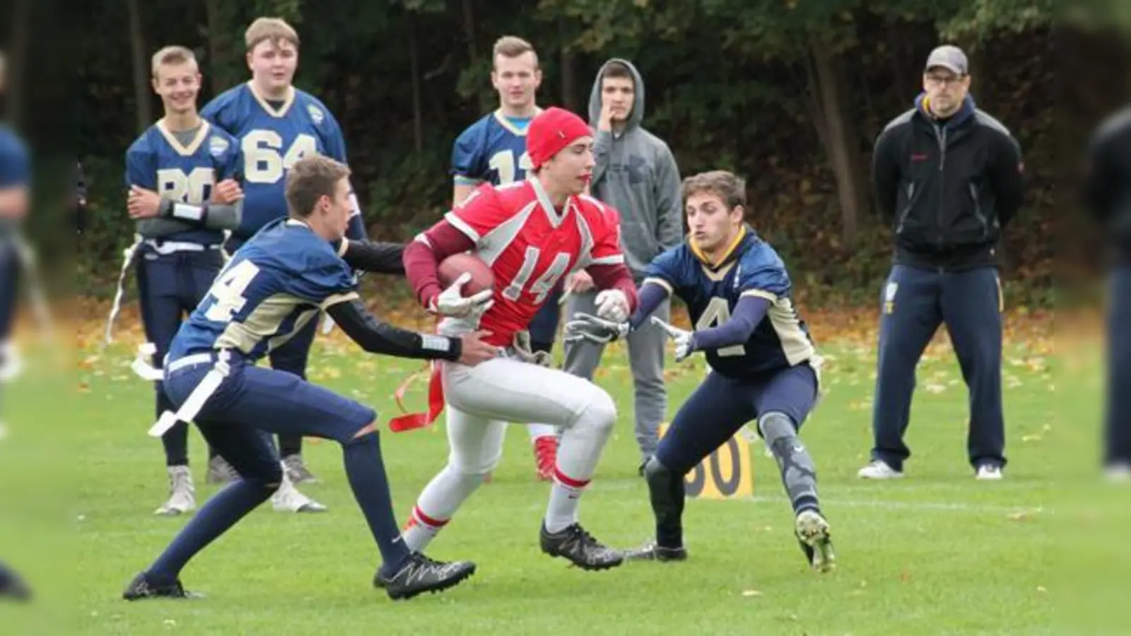 Bulls Verteidiger Günter Braun (li.) und Marc-Philipp Jaquet konzentrieren sich auf die Flags des Razorbacks-Angreifers, um ihn durch das Ziehen der Flag zu stoppen.	 (Foto: M. Kröner)