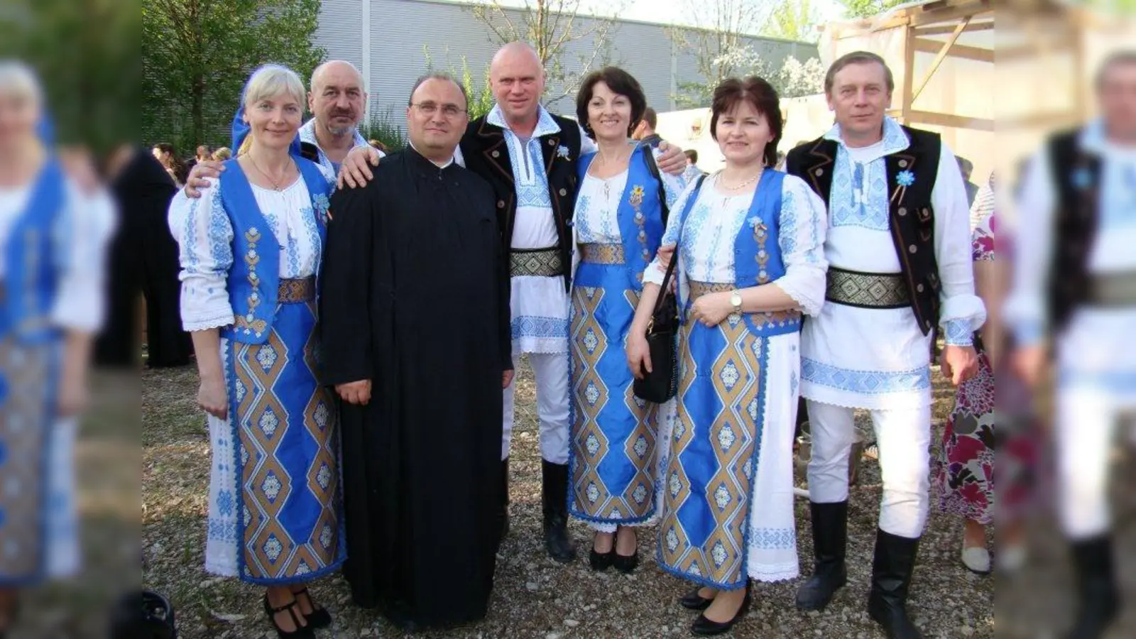 Aus Traunreut war Pfarrer Constantin Bartok mit der   in der Tracht der Banater Schwaben bekleideten Volkstanzgruppe gekommen. (Foto: pst)