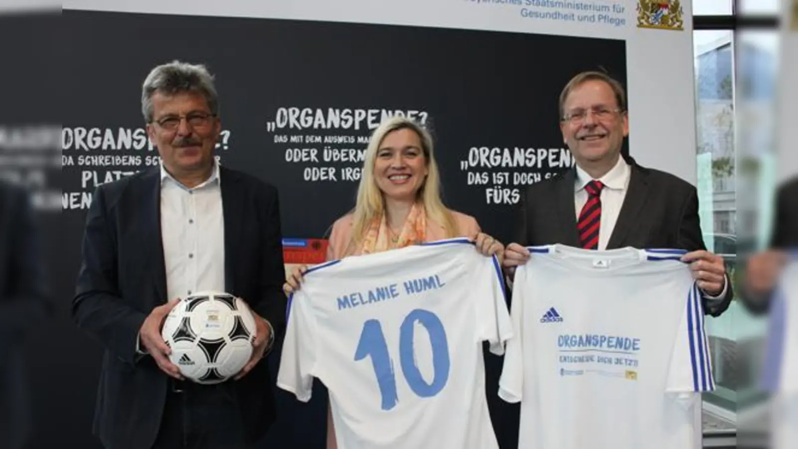 Sie »spielen« im selben Team: Gesundheitsministerin Melanie Huml, BFV-Präsident Rainer Koch (re.) und BFV-Verbands-Spielleiter Josef Janker.	 (Foto: cr)