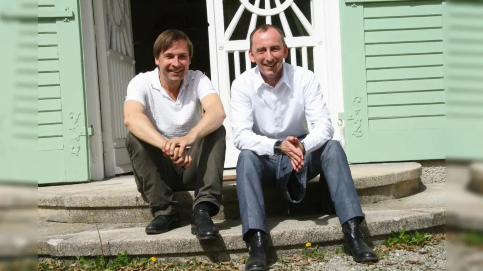 Vielseitiges Kulturprogramm an einem außergewöhnlichen Ort: Koordinator und Ausstellungsexperte Thomas Linsmayer (l.) und Geschäftsführer Frank Przybilla auf der Gartentreppe des Ebenböckhauses. (Foto: us)