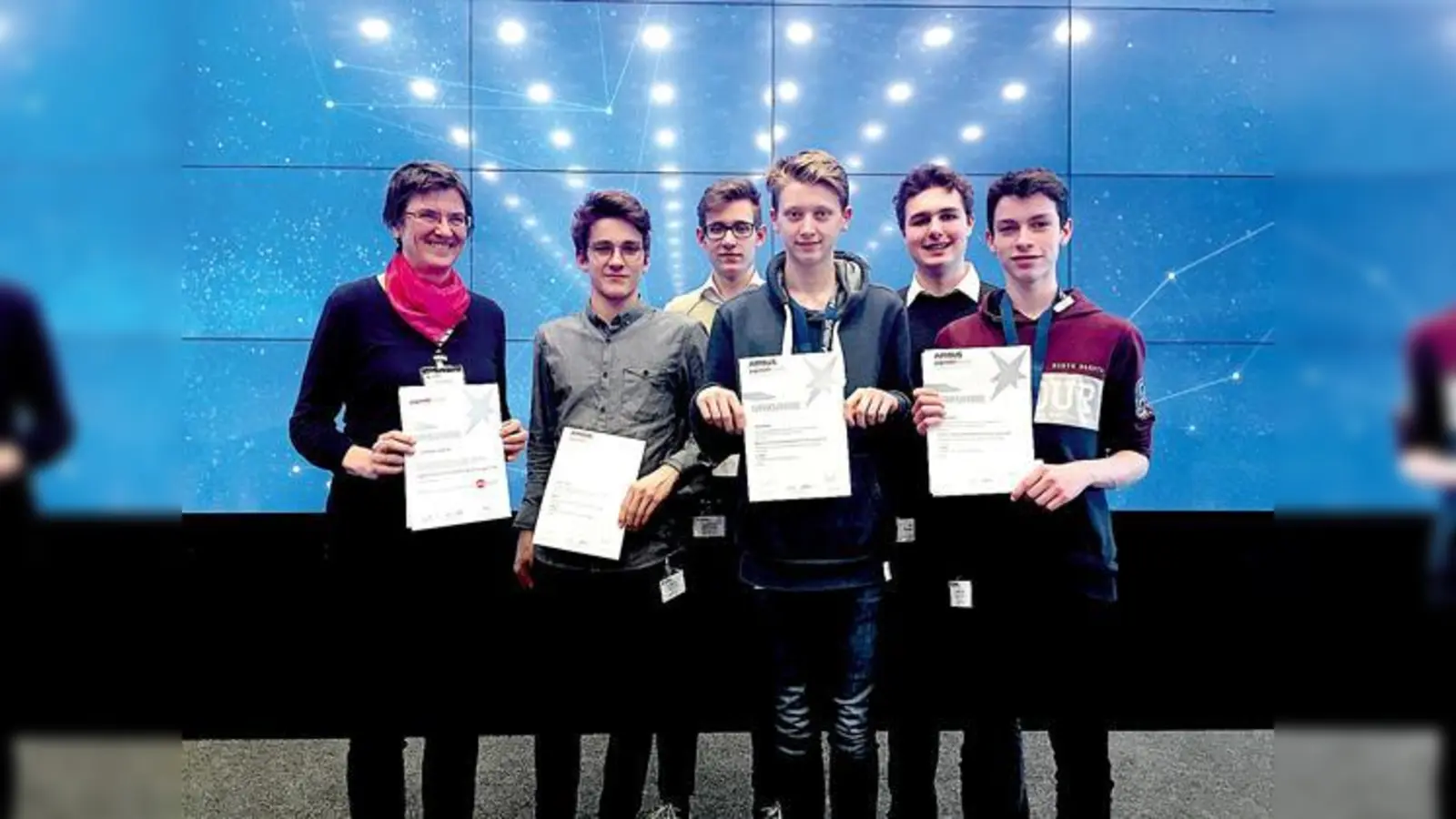 Barbara Knopp (l.), Jugend-forscht-Betreuerin am GO, freut sich für ihre Schüler. Beide Gruppen haben einen 1. Platz gewonnen(v.l.):  Claus Carste, Melvin Langfeld, Lukas Weber, Eric Brendel, Thomas Pfaller. Nicht auf dem Foto ist Lucas Welscher.  (F: MO)