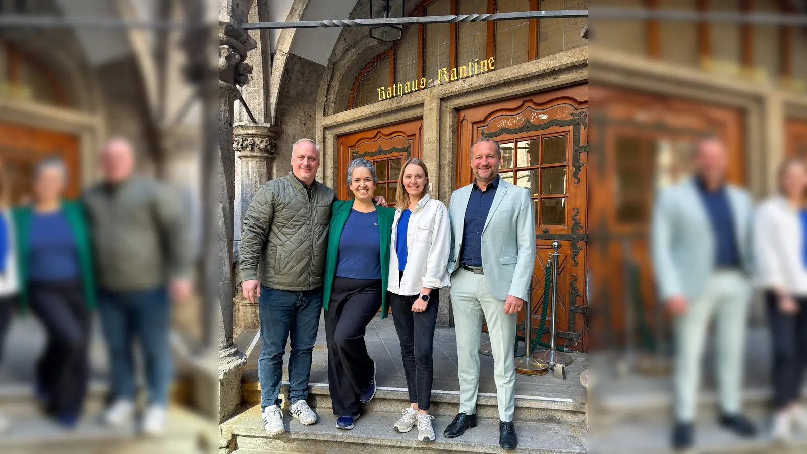 (V.l.n.r.) Rathauskantinenbetreiber Jürgen Wiesenhofer, Community Kitchen-Gründerin Günes Seyfarth, mit Mitarbeiterin Natalie Gath und Personal- und Organisationsreferent der LHM Andreas Mickisch (v.l.n.r.) freuen sich, „gerettete” Lebensmittel jetzt auch in der Kantine anbieten zu können.  (Foto: LHM)
