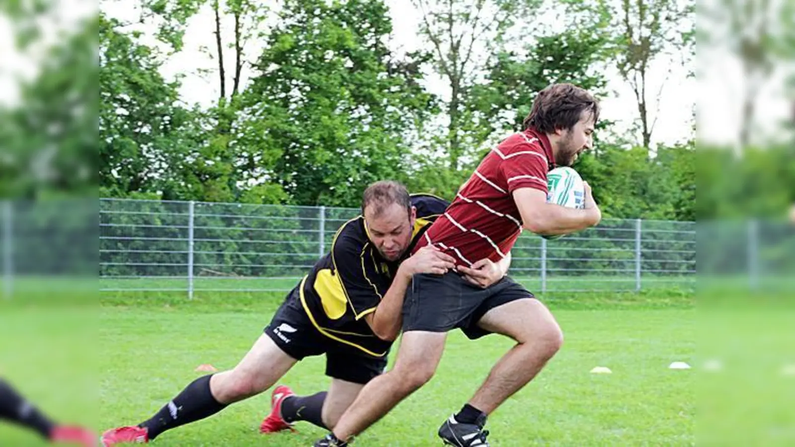 Stephan Unfried (schwarzes Shirt) beim Tackling im Training.  (Foto: Susanne Petersohn)