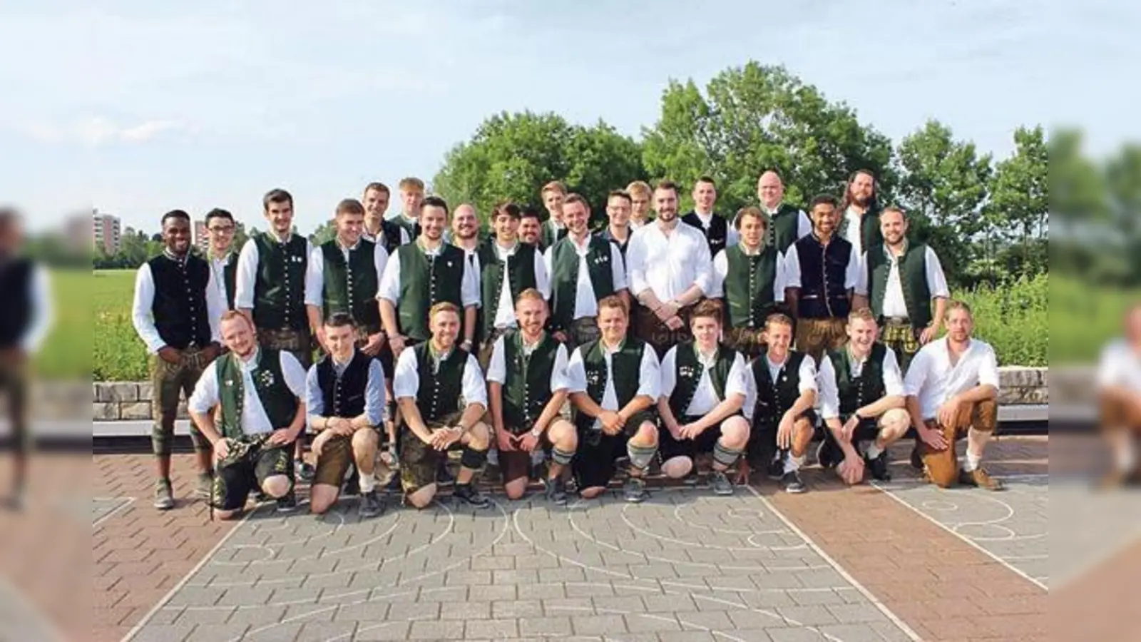 Der Burschenverein Unterföhring versteigert beim Bierfest am 21. Juli um 19 Uhr selbst gezimmerte Bänke, einen Tisch, Brotzeitplatten und eine Laternenhalterung aus dem gefällten Maibaum zugunsten der am S-Bahnhof angeschossenen Polizistin.	 (Foto: Verein)