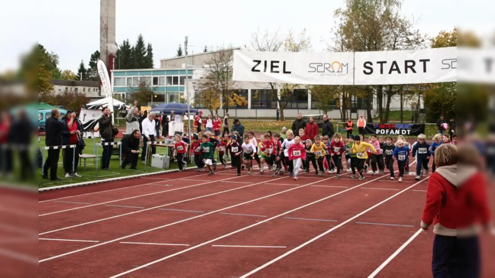 Der Startschuss für den Hauptlauf ist gefallen. Im vergangenen Jahr hatte Schirmherr Oberbürgermeister Andreas Haas das Signal für das Rennen gegeben. (Foto: SV Germering)