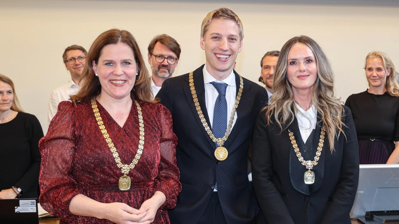 Münchens frisch ernannter Oberbürgermeister Dominik Krause mit der neuen Zweiten Bürgermeisterin Mona Fuchs (rechts) und der Dritten Bürgermeisterin Verena Dietl. (Foto: Michael Nagy/Presseamt)