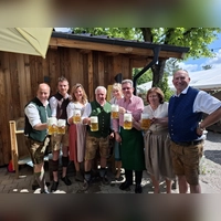 Josef Wildgruber (Paulaner Brauerei), Daniel Wechselberger, die Festwirte Julia Baehr mit Peter Brandl und ihrer Mutter Manuela Brandl, Bürgermeister Christian Bieberle, Festreferentin Christa Berger-Stögbauer und Manfred Klein, Vorsitzender des Veranstalters Siedlergemeinschaft Karlsfeld-Nord (von links) bei der Bierprobe. (Foto: jj)