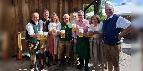Josef Wildgruber (Paulaner Brauerei), Daniel Wechselberger, die Festwirte Julia Baehr mit Peter Brandl und ihrer Mutter Manuela Brandl, Bürgermeister Christian Bieberle, Festreferentin Christa Berger-Stögbauer und Manfred Klein, Vorsitzender des Veranstalters Siedlergemeinschaft Karlsfeld-Nord (von links) bei der Bierprobe. (Foto: jj)