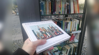 Gerhard Hofmanns „Werkverzeichnis der Druckgraphik 1991-1995” im Bücherschrank Harlaching. (Foto: job)