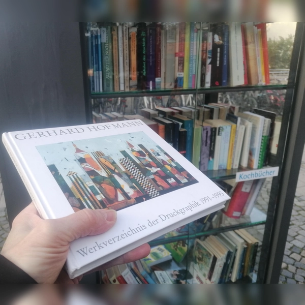 Gerhard Hofmanns „Werkverzeichnis der Druckgraphik 1991-1995” im Bücherschrank Harlaching. (Foto: job)