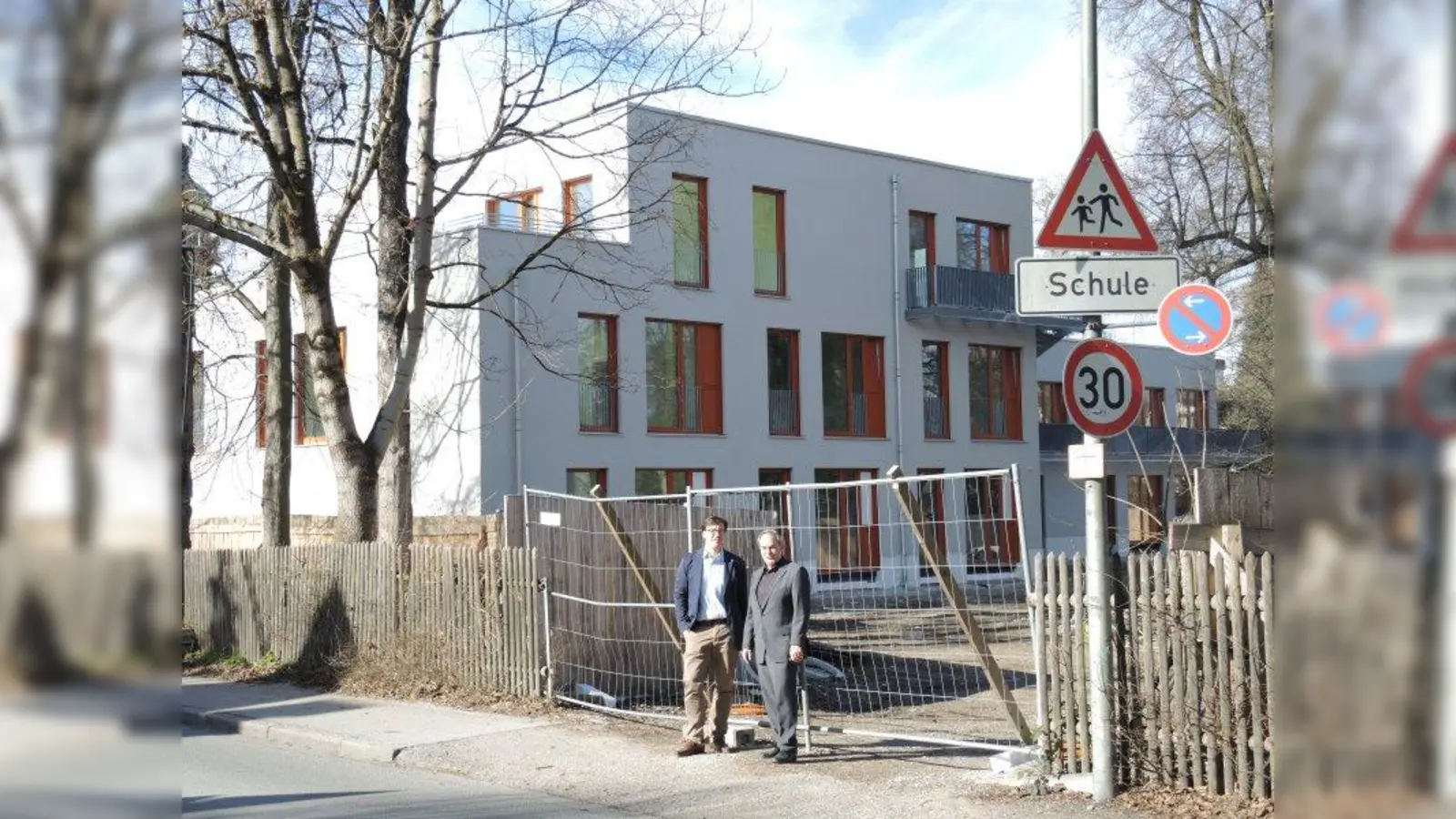 Christian Amlong (links) ist sich sicher: „Das Kinderhaus kann im September in Betrieb gehen.” Das hofft auch Hans Bauer, Vorsitzender des BA 19. (Foto: pi)