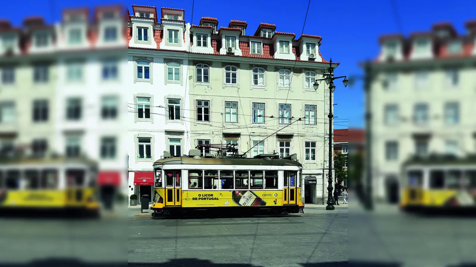 Bei einer Trambahnfahrt sprechen Pfarrer Schießler und eine Sozialpsychologin über Heimat und Unterwegssein. (Foto: ©Stiftung Bildungszentrum)