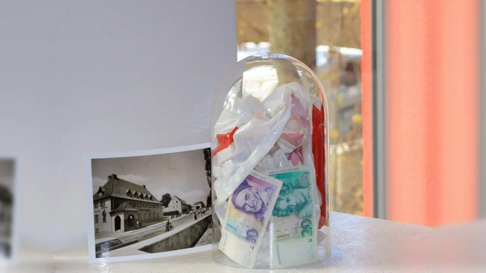 Über 25 Erinnerungen, Geschichten und Sammlerstücke zeigt das Musée Sentimental auf Zeit. Auch Hans Petersens Erinnerungen an den Banküberfall auf die Sparkasse Gauting im Mai 1986 sind dabei. (Foto: us)